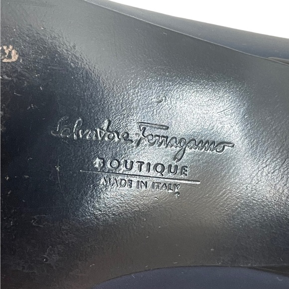 Salvatore Ferragamo Boutique
navy blue leather pumps 1.5 in.
heel. Women's 7.5 B - Picture 12 of 16